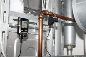 El registrador de datos de temperatura <i>Testo 175 T3</i> con los sensores de contacto especiales para tuberías permite supervisar de manera eficiente y precisa la temperatura del agua en sus sistemas de agua caliente y fría.