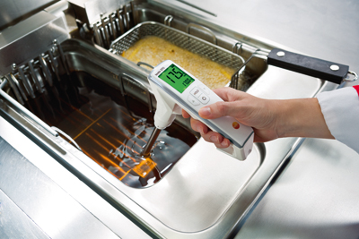 El controlador de la calidad del aceite de fritura Testo 270 mide el contenido total de los componentes polares (TPM) que constituye un indicador seguro de la calidad del aceite.
