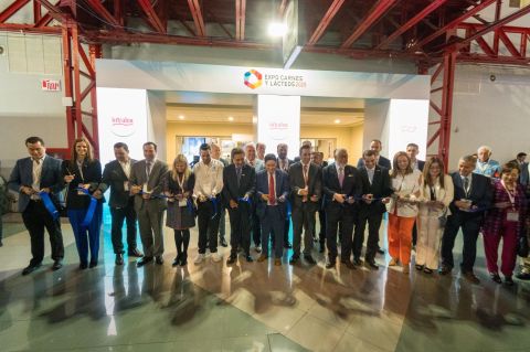 Corte de la cinta inaugural.