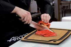 <b>Arcos</b> lanza al mercado su nueva línea de <i>tablas de corte</i>, diseñadas para un uso cotidiano y buscando ser uno de los elementos esenciales en una cocina bien equipada.