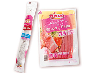 <b>ElPozo Alimentación</b>, comprometida con la alimentación saludable, lanza dos innovaciones en el mercado, de alto valor añadido. En su línea ElPozo BienStar incorpora Espetec con un 50 % menos de grasa, y el primer <i>Bacon de Pavo</i> del mercado con un 70 % menos.