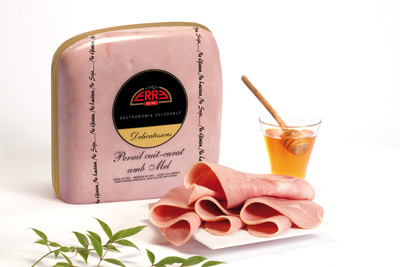 Erre de Vic, 1952 lanza dos nuevas propuestas gourmet que se incorporan a la gama de cocidos cárnicos de alta calidad y 100 % naturales de la marca. Se trata del pollo de corral relleno y el jamón cocido curado con miel.