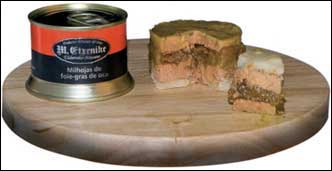 <b>M. Etxenike</b> presentó su <i>milhojas de foie gras de oca braseado sobre lecho de patatas y cebolla</i>.