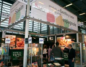 <b>Castilla y León</b> muestra un año más el potencial de su industria agroalimentaria en la Feria Sial de París y presenta un catálogo que supera la treintena de referencias de productos relativos a diversos sectores alimentarios.