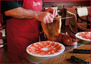 <b>Iberlonver</b>, empresa con sede en Galicia, fabrica un <i>soporte jamonero vertical muy novedoso</i> creado para satisfacer las necesidades de los consumidores a la hora de consumir un jamón o paletilla.