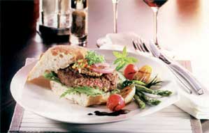 <b>Salomon Food World GmbH</b> ha presntado en Anuga una <i>hamburguesa gourmet</i> elaborada con carne Sttyria-Beef de la región autriaca de Steiermark.
