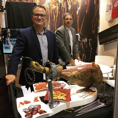 <p>Ibéricos Simón Martín Guijuelo ha participado en Meat Attraction donde ha presentado su nueva línea de embutidos y jamones ibéricos de bellota libres de lactosa y de gluten.</p>
