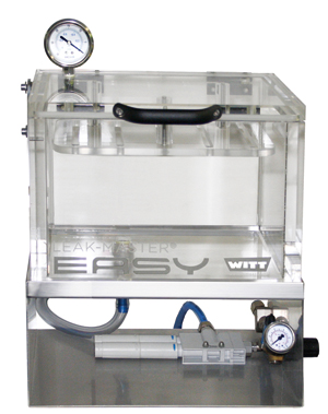 Con el nuevo <i>Leak-Master® Easy</i>, <b>Witt-Gasetechnik</b> ofrece una solución, nueva y barata, que no necesita gas traza para la prueba de estanqueidad de embalajes. Para el funcionamiento de este sencillo sistema de comprobación solamente se necesita agua y aire a presión.