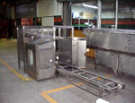 <b>Xuclà Mecàniques Fluvià</b> presentó en IFFA’2004 un mecanismo para la alimentación automática de cajas a un túnel de lavado, partiendo de pilas de cajas.